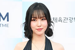 여자친구 벗었다…유주, '볼륨 몸매+초커'로 퇴폐 섹시 정조준