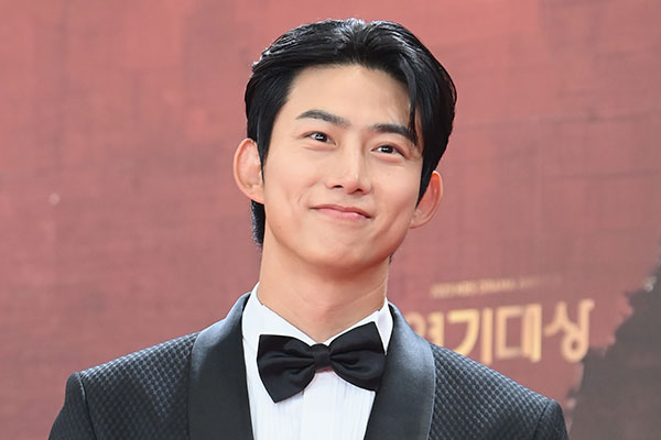 옥택연 10점 만점에 10점 ♥신부와 결혼…축가·사회 모두 2PM