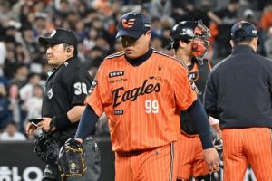 '에이스' 류현진 내고도 한화 울었다, 3-2 리드 무너졌다→7회 3실점→8회 2실점 '흔들'...단독 8위 추락