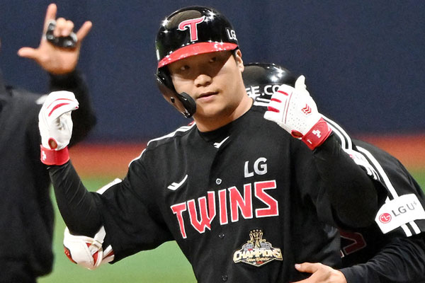 LG, 9회초 4득점 대역전극 완성…'김택연 빈자리' 하루 만에 드러났다→시즌 첫 잠실시리즈 2승 선점