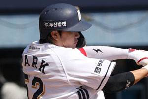 '잠실 라이벌전' 싹쓸이 패 막았다! 두산, 박준순 연장 10회 끝내기 안타→4-3 승+3연패 탈출…LG 2위 내려가나