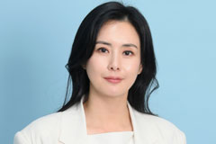 '재혼' 최정윤, 5살 연하 남편 공개…딸 권유 웨딩사진 '반전 이유'