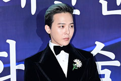 지드래곤, '음란 문구·흑인 비하 의상' 입고 무대 논란에 사과