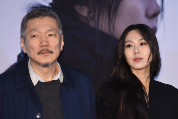 [단독] 유모차 끄는 홍상수, 뒤따르는 ♥김민희…주말 육아 일상 포착