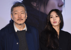[단독] 유모차 끄는 홍상수, 뒤따르는 ♥김민희…주말 육아 일상 포착