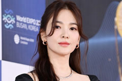 송혜교, 수영장 사진 공개…비치룩 자태 시선집중