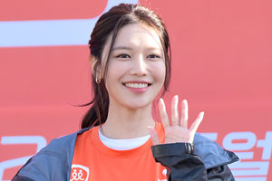 수영, 정경호와 결별 후 첫 공식석상서 밝은 미소…부친과 선한 동행