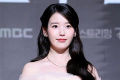 '♥이종석과 4년 열애' 아이유, 결혼식장에서 포착…"여러 번 심쿵"