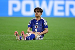 하늘이 일본 축구 살린다!…구보, 휠체어 타고 퇴근→호텔선 걸어다녀 3차전 출전 가능성, 검진 결과 기다린다