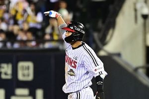 '2루타→2루타→역전 투런포→안타' 송찬의가 지배했다! LG, 두산 꺾고 2연패 탈출+단독 1위 수성…이정용 첫 승