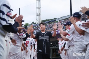 '훈이 형 굿바이' 프로 20년 마친 날 롯데 후배들 힘냈다 '고교 후배' 나균안 QS→1점 차 짜릿한 승리