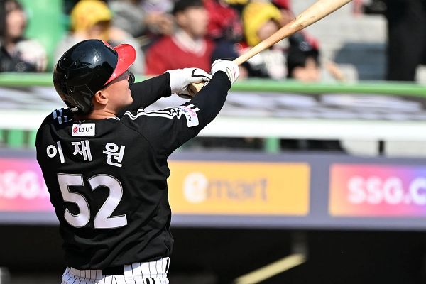 LG, 삼성 완파하고 선두 재탈환…잠실 빅보이 장타 빛났다