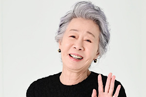 윤여정, 미국 에미상 후보 올랐다…'한국 배우 최초 오스카' 이어 새 역사 쓸까