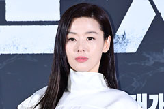 전지현 맞아? 확 달라진 모습…구릿빛 태닝 '파격 변신'