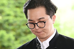 '부실복무 인정' 송민호, 굳은 표정 속 증인 출석…취재진 앞 죄송합니다