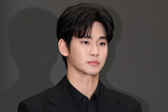 수척해진 김수현, 1년 4개월만 웃었다…꽃다발 안고 미소 포착