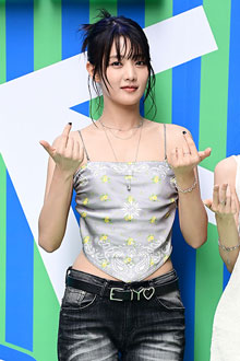 '아찔한 스카프 패션' 아이들 민니, 한줌 허리에 탄탄한 등근육까지