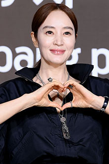 '55세 자기관리 끝판왕' 김혜수, 헤어스타일도 몸매도 확 달라졌다!
