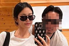 송혜교, 새출발 알린 뒤 근황…남사친과 커플룩 사진 공개