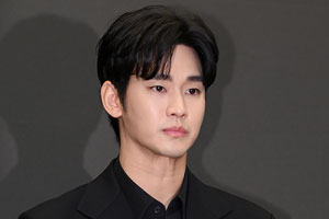 김수현, 법적 부담 덜고 해외부터 복귀…남은 리스크 넘을까