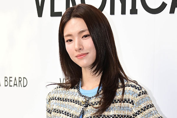 하영의 '가족 자랑' 역풍…친일 논란에 넷플릭스 주연작 인터뷰 취소