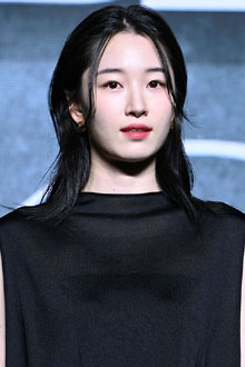 원지안, 말간 얼굴에 레드립…올블랙으로 완성한 ‘오묘한 매력’