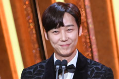 [단독] '42세' 윤종훈, 15년 만 연극 복귀에 '주 7일' 강행군…"힘들긴 하더라"