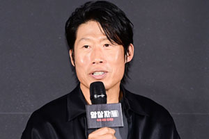 유해진 집 앞에서 규탄 집회…'암살자(들)' 역사 왜곡 논란 '일파만파'