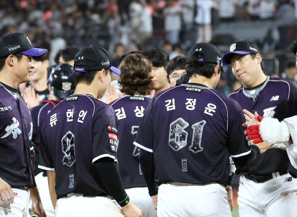 [속보] KT 5년 만에 정규리그 왕좌 등극!→창단 첫 100만 관중까지 '겹경사'