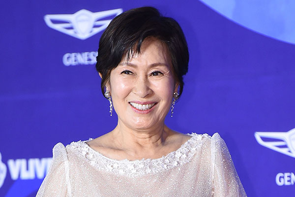 '85세' 김혜자, 레드카펫서 기침에 부축까지…건강 우려에 단순 감기