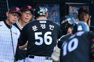 '문정빈 5안타 2타점 원맨쇼' LG, 연장 혈투 끝 롯데 4-3 제압하고 3위 탈환 희망 살렸다