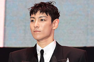 '나나♥' 탑 측, 20년 팬들 분노에 결국 사과…소통 충분히 안 닿아