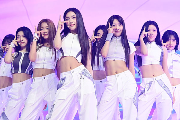 이수만, 3년 동안 'K팝 병기' 준비했나…A2O 라이트, 하루만에 멜론 1위 '최단 기록'