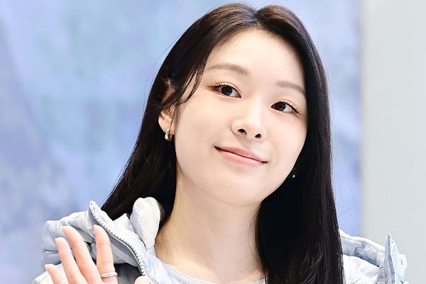 '고우림♥' 김연아, 두 번의 임신설 해프닝 끝…패딩 입고 여유로운 미소