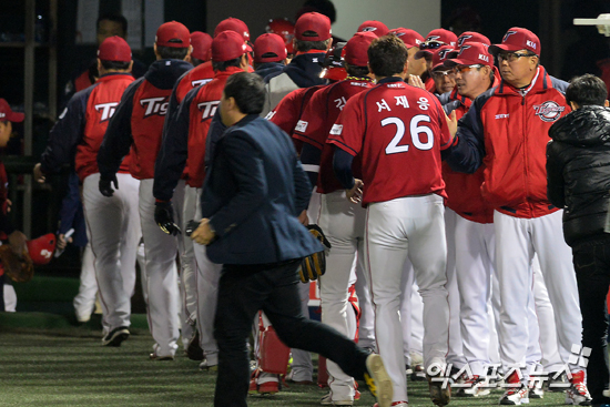 KIA가 넥센을 13-9로 꺾고 시즌 1차전 승리를 챙겼다. 사진=KIA 선수단 ⓒ 목동 김한준 기자