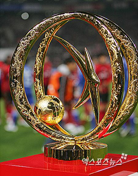 한국 프로축구 최상위리그(K리그 클래식) 1위 팀에게 수여되는 우승 트로피 ⓒ 엑스포츠뉴스DB