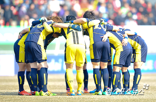 15일 오후 경기도 성남 탄천종합운동장에서 열린 '현대 오일뱅크 K리그 클래식 2014' 성남FC와 FC서울의 경기, 시즌 첫 승을 노리는 성남 선수들이 그라운드에 모여 화이팅 하고 있다. ⓒ 엑스포츠뉴스DB