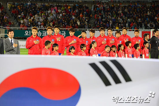 15일 오후 충청남도 천안시 천안종합운동장에서 열린 '하나은행 초청 축구국가대표팀 친선경기' 대한민국과 말리의 경기에 한국이 3:1 승리했다. 한국 선수들이 국민의례를 하고 있다. ⓒ 엑스포츠뉴스DB