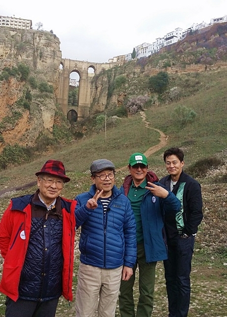 '꽃보다 할배'의 이순재, 신구, 박근형, 이서진이 스페인 누에보 다리를 배경으로 포즈를 취하고 있다. ⓒ tvN