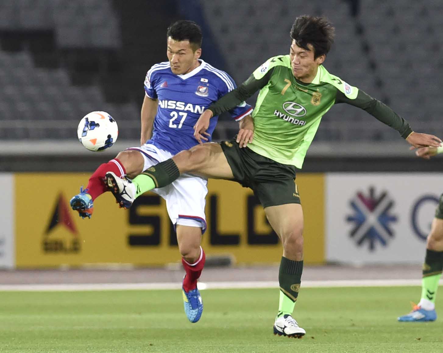 전북의 한교원이 15일 일본 요코하마 국제경기장에서 열린 요코하마 F마리노스와 경기에서 상대 선수와 볼 경합을 하고 있다. ⓒ 전북 구단 제공