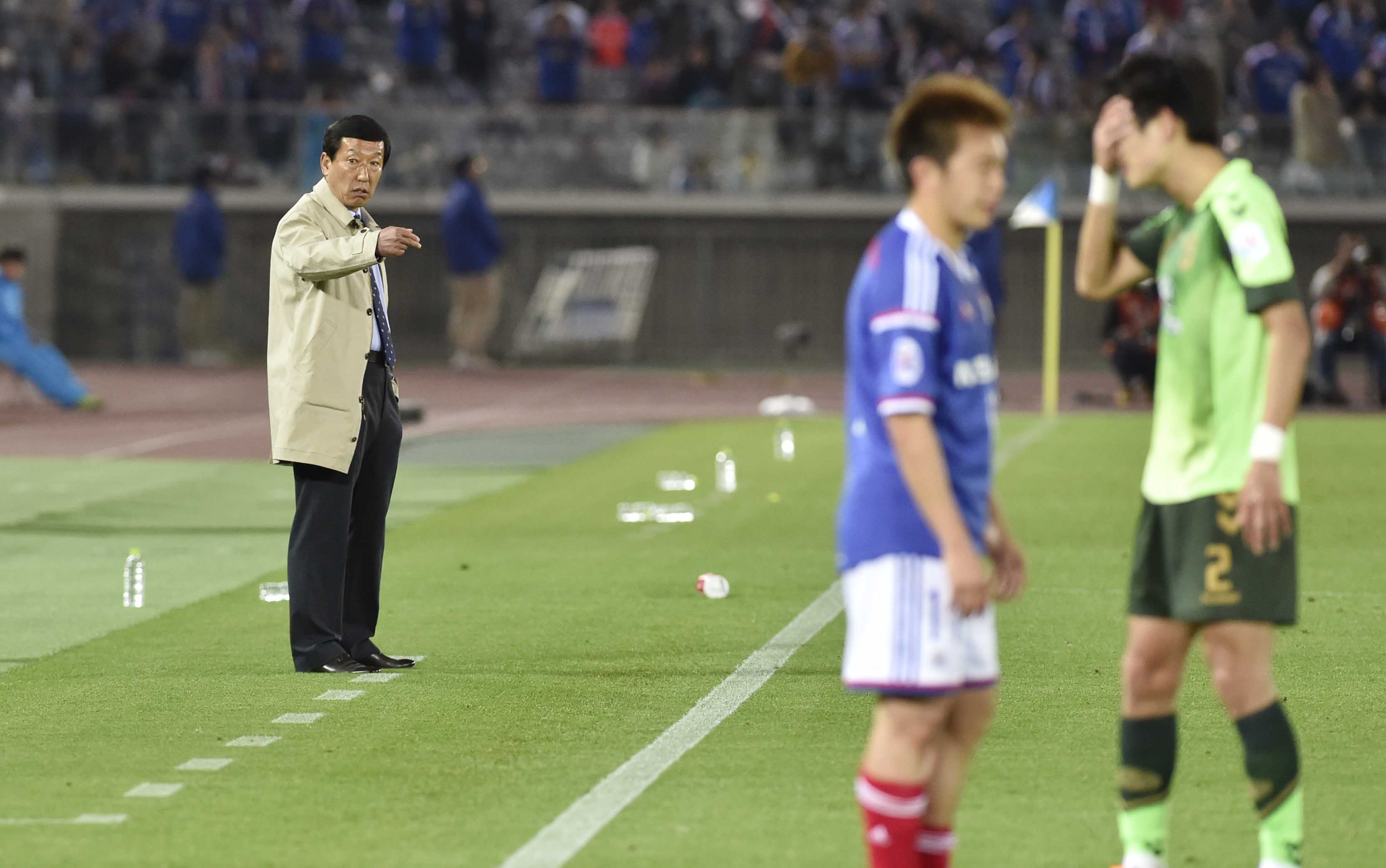 전북의 최강희 감독이 15일 일본 요코하마 국제경기장에서 열린 요코하마와의 아시아챔피언스리그 경기에서 1-2로 역전을 허용한 뒤 선수들에게 지시를 하고 있다. ⓒ 전북 구단 제공