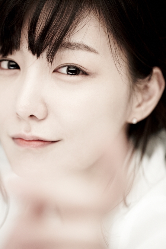 신소율이 색다른 모습이 담긴 광고 촬영 컷을 공개했다. ⓒ A.H.C