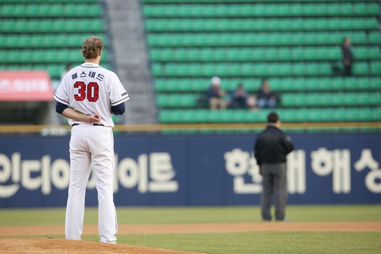 두산 크리스 볼스테드가 18일 잠실 롯데전에서 황당 해프닝에 아쉬움을 삼켰다. ⓒ 두산베어스 제공