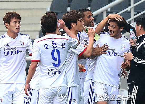  13일 오후 인천 도원동 인천축구전용경기장에서 열린 '2014 K리그 클래식' 인천 유니이티드FC와 수원 삼성 블루윙즈의 경기에 김은선이 전반 선제골을 넣고 동료들과 기뻐하고 있다. ⓒ 엑스포츠뉴스DB