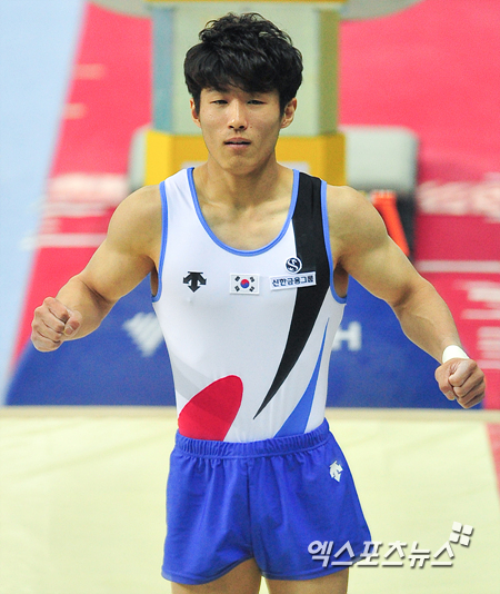 19일 오후 인천 남동체육관에서 열린 'KOREA CUP-World Top 2014 인천국제체조대회'에서 경기, '도마의 신' 양학선이 새로운 '양2' 기술을 성공한 후 주먹을 불끈쥐고 있다. ⓒ 엑스포츠뉴스DB