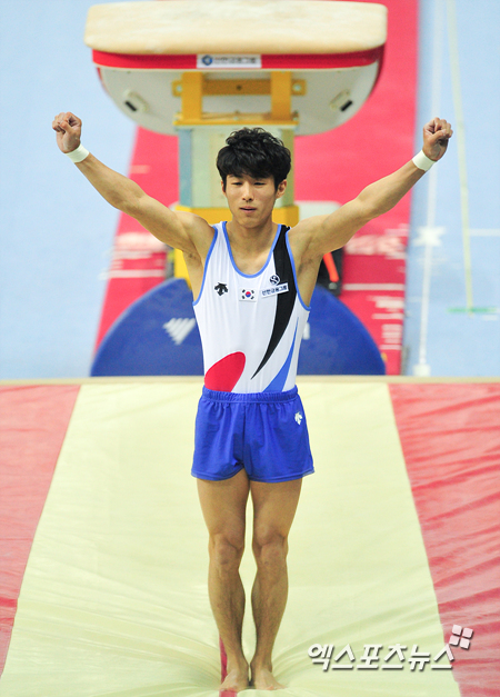  19일 오후 인천 남동체육관에서 열린 'KOREA CUP-World Top 2014 인천국제체조대회'에서 경기, '도마의 신' 양학선이 새로운 '양2' 기술을 성공한 후 양팔을 들어올리고 있다. ⓒ 엑스포츠뉴스DB