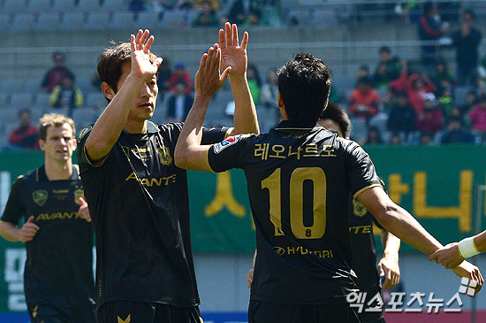  6일 오후 서울 상암동 서울월드컵경기장에서 열린 ''2014 K리그 클래식' FC 서울과 전북 현대 모터스 FC의 경기에 전반 레오나르도가 페널티킥으로 선제골을 넣자 김남일이 함께 기뻐하고 있다. ⓒ 엑스포츠뉴스DB