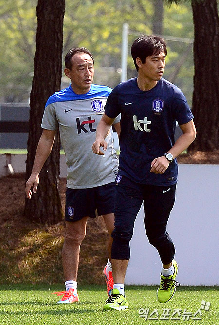  24일 오후 경기도 파주 축구 국가대표 트레이닝 센터(NFC)에서 열린 박주영 재활훈련 공개 및 인터뷰에서 박주영이 이케다 세이고 코치와 재활훈련을 하고 있다. 파주 권태완 기자