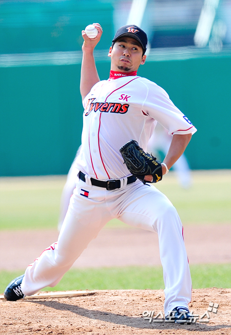 SK 윤희상이 타구에 급소를 맞아 경기 도중 교체됐다 ⓒ 엑스포츠뉴스DB