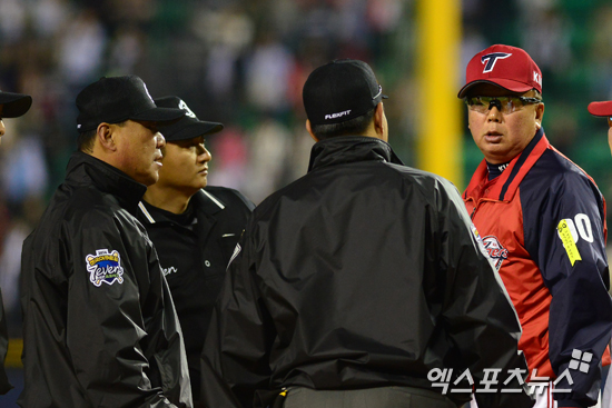 25일 잠실에서 열린 KIA와 LG의 경기. 9회 2사 이후 브렛 필의 아웃 판정을 두고 선동열 감독이 심판진에 항의하고 있다. ⓒ 잠실 김한준 기자